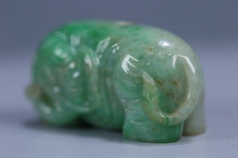 翡翠|清代,老翡翠太平有象中通孔挂坠