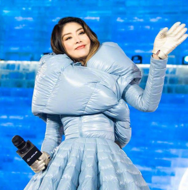 关晓彤|关晓彤穿短裙工作冷到发抖!咬紧牙关倒吸冷气,鼻头脸颊冻到发红