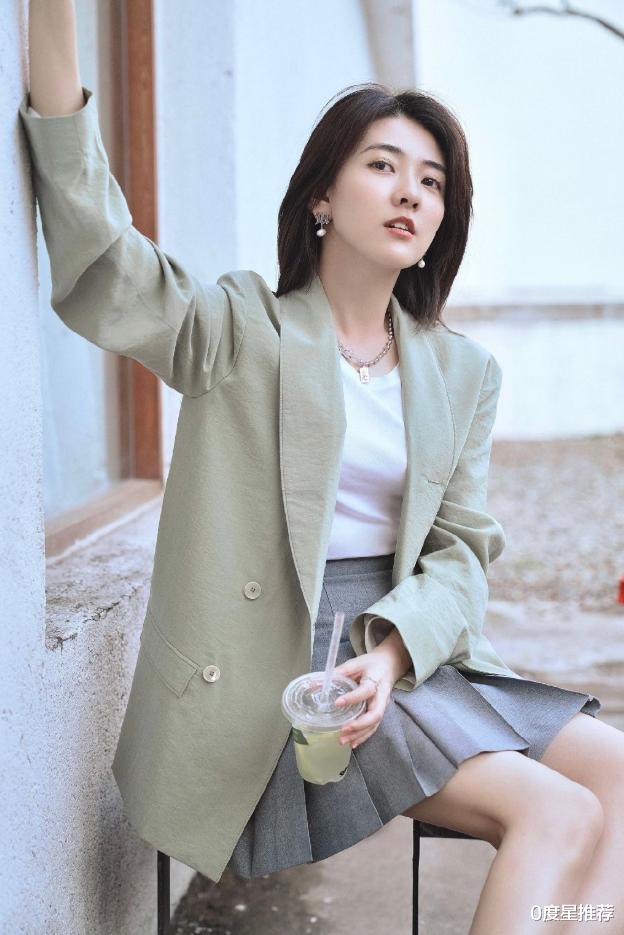 毛豆|梁洁端午节大片，粽叶色西装清新自然，短发造型俏皮灵动