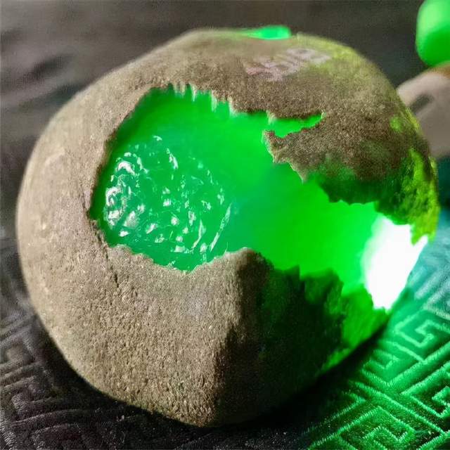 翡翠|如何辨别翡翠的真假买的假的翡翠怎么办？