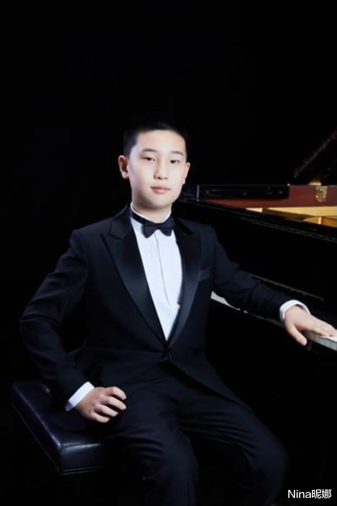 |林永健儿子近照，11岁穿中式西装丹凤眼似爸翻版超像他，五官平庸实力出道