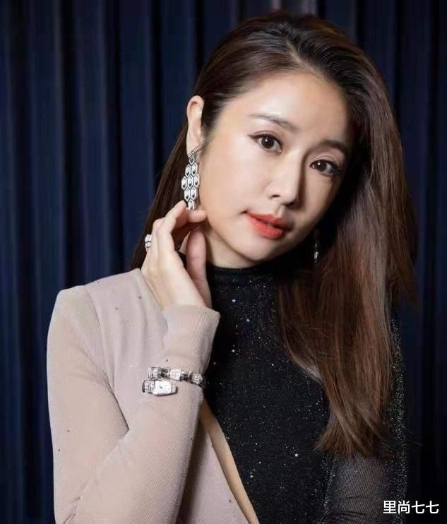 里尚七七 林心如担任电影节评审，为抢风头竟穿超高开叉裙，真没人比她敢穿