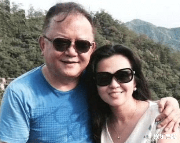 王刚|王刚网恋爱上小20岁的教授，两人奉子成婚，60多岁喜得大胖儿子！