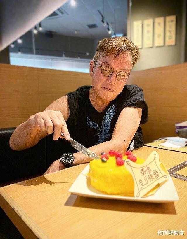 时尚好物官 70岁谭咏麟老当益壮，大秀肱二头肌不服老，曾享“两女一夫”制