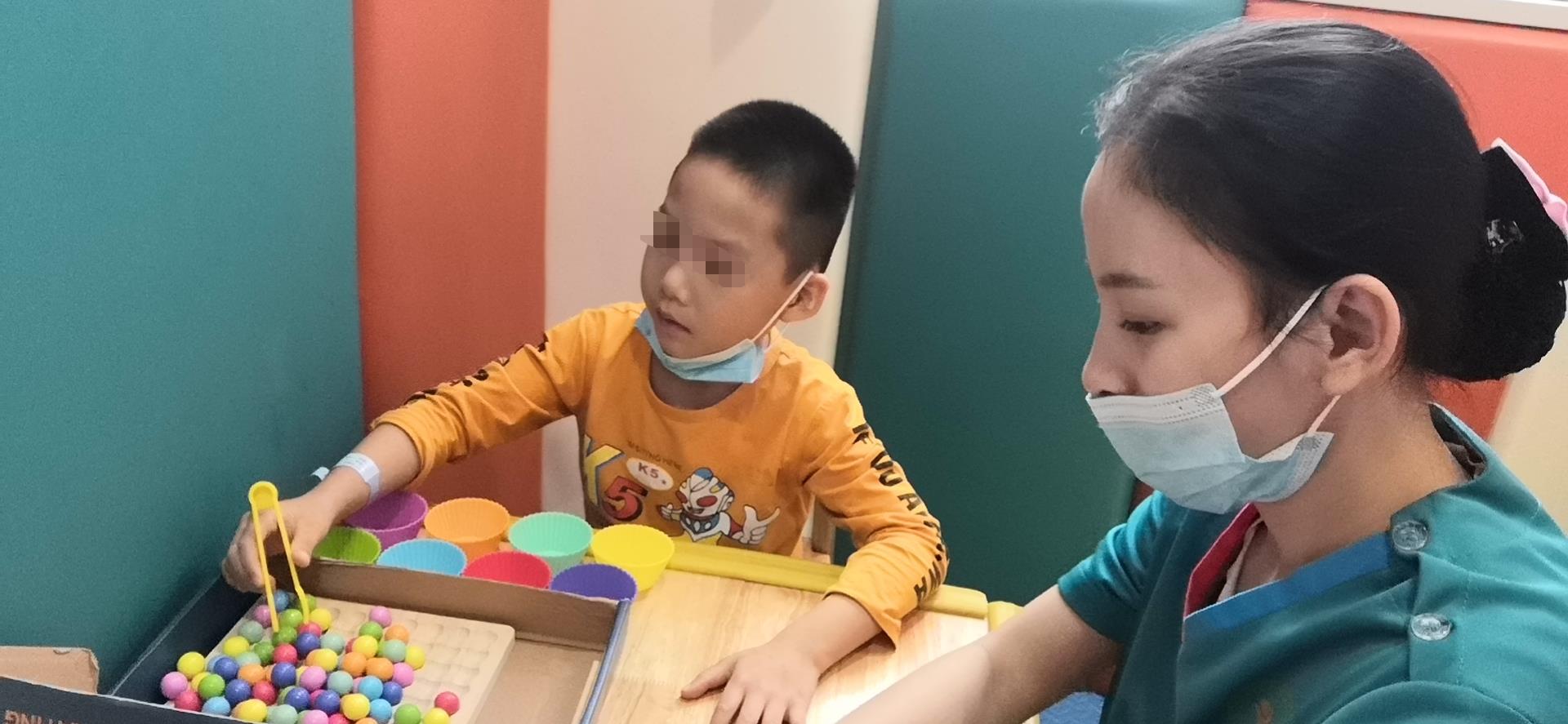 粤儿悦康 挑食、拿不稳筷子…想让自闭症孩子好好吃饭？先要解决这4个问题