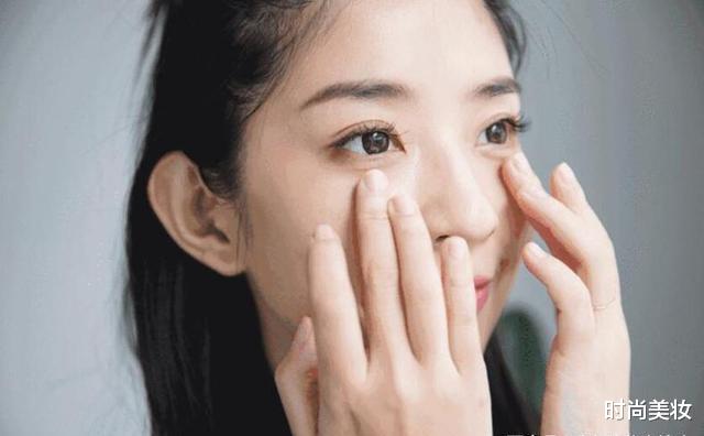 时尚美妆|熬夜克星来袭：戚薇不经意晒出“神仙眼霜”，素颜都不怯场的原因
