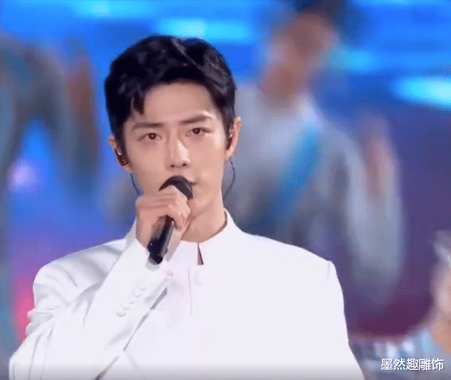 肖战|肖战成龙合唱中华力量，现场打鼓帅气十足，网友：中山装都那么帅