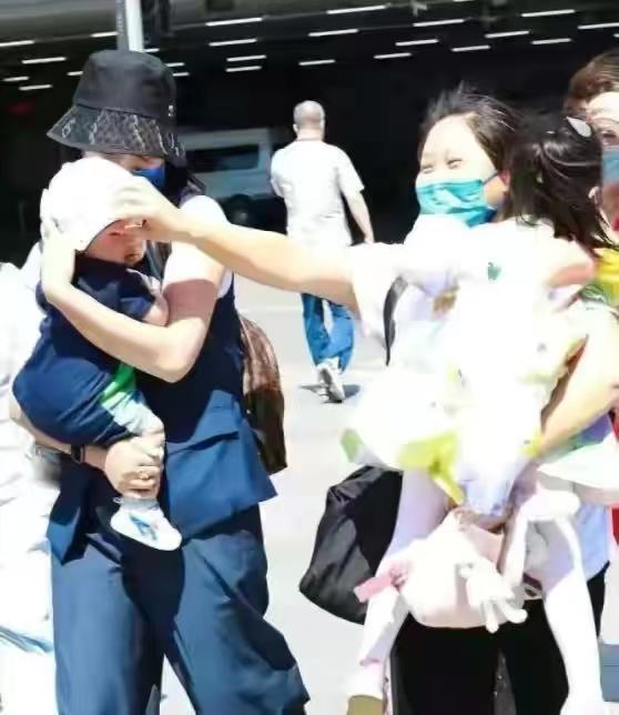 朱丹|朱丹带俩娃走机场好邋遢！素颜穿奶奶花衬衫老10岁，二胎妈不易呀