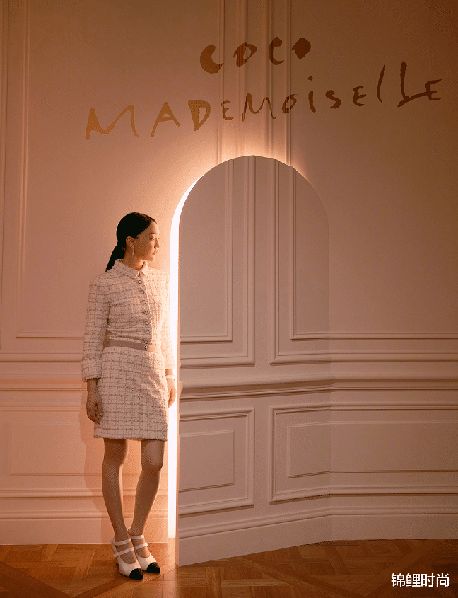 锦鲤时尚|周迅穿小香风也挺任性,假两件连衣裙配皮鞋,身材保持得仍似26岁