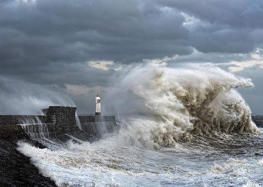  如果50米高的海啸来袭，人类一头扎进水里能否躲过一劫？