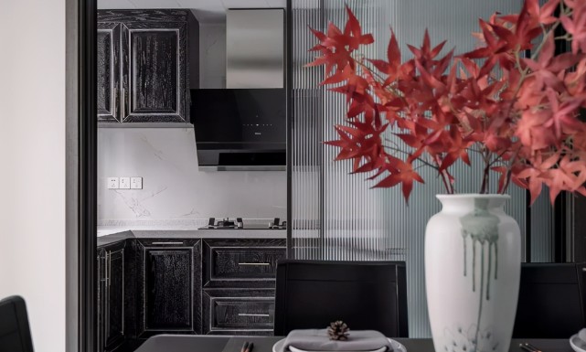 155㎡花45W装修分享，灰色为主色调被赞高级，隐形门更宽敞