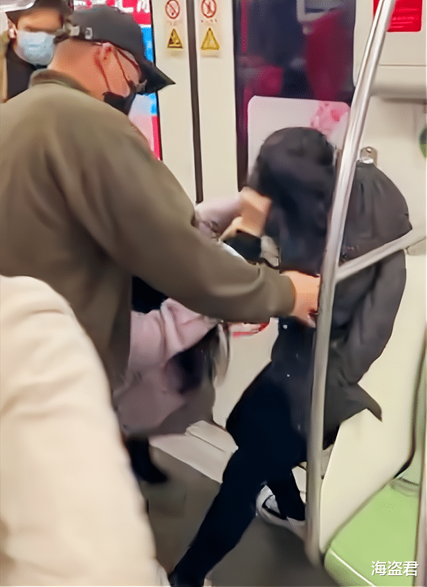 上海地铁二女打架:粉衣女自称孕妇狂殴,黑衣女听到“怀孕”打不还手