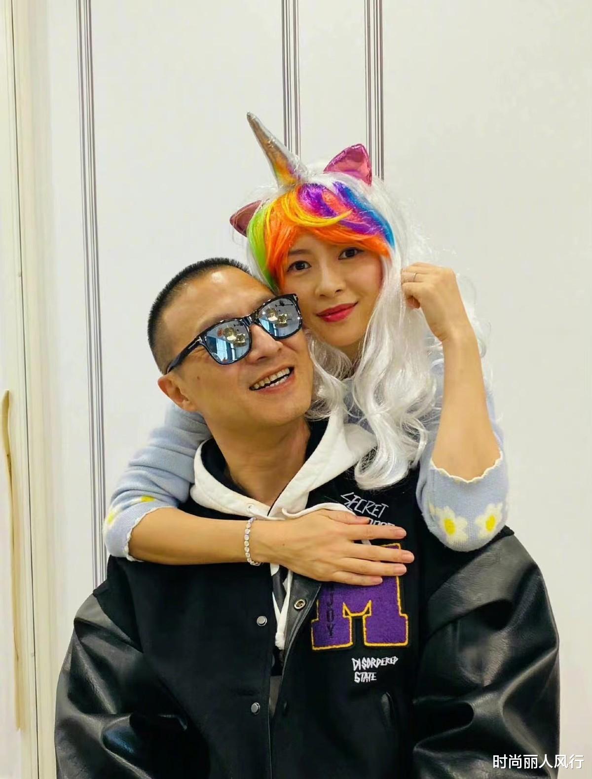 时尚丽人风行 章子怡晒万圣节全家福!戴彩色假发cos独角兽,穿针织衫超级可爱