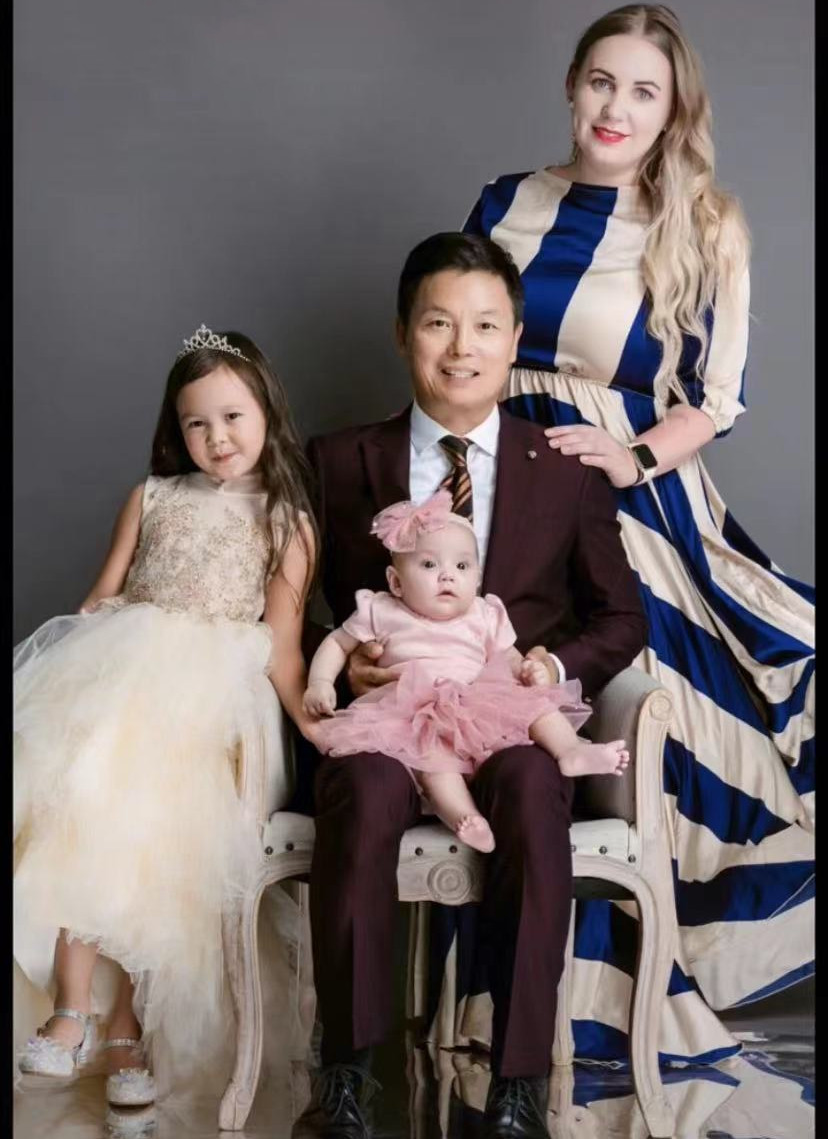 周卫星|65岁戏骨和洋老婆秀恩爱！称找不起中国妻否认拿绿卡，三胎刚半岁