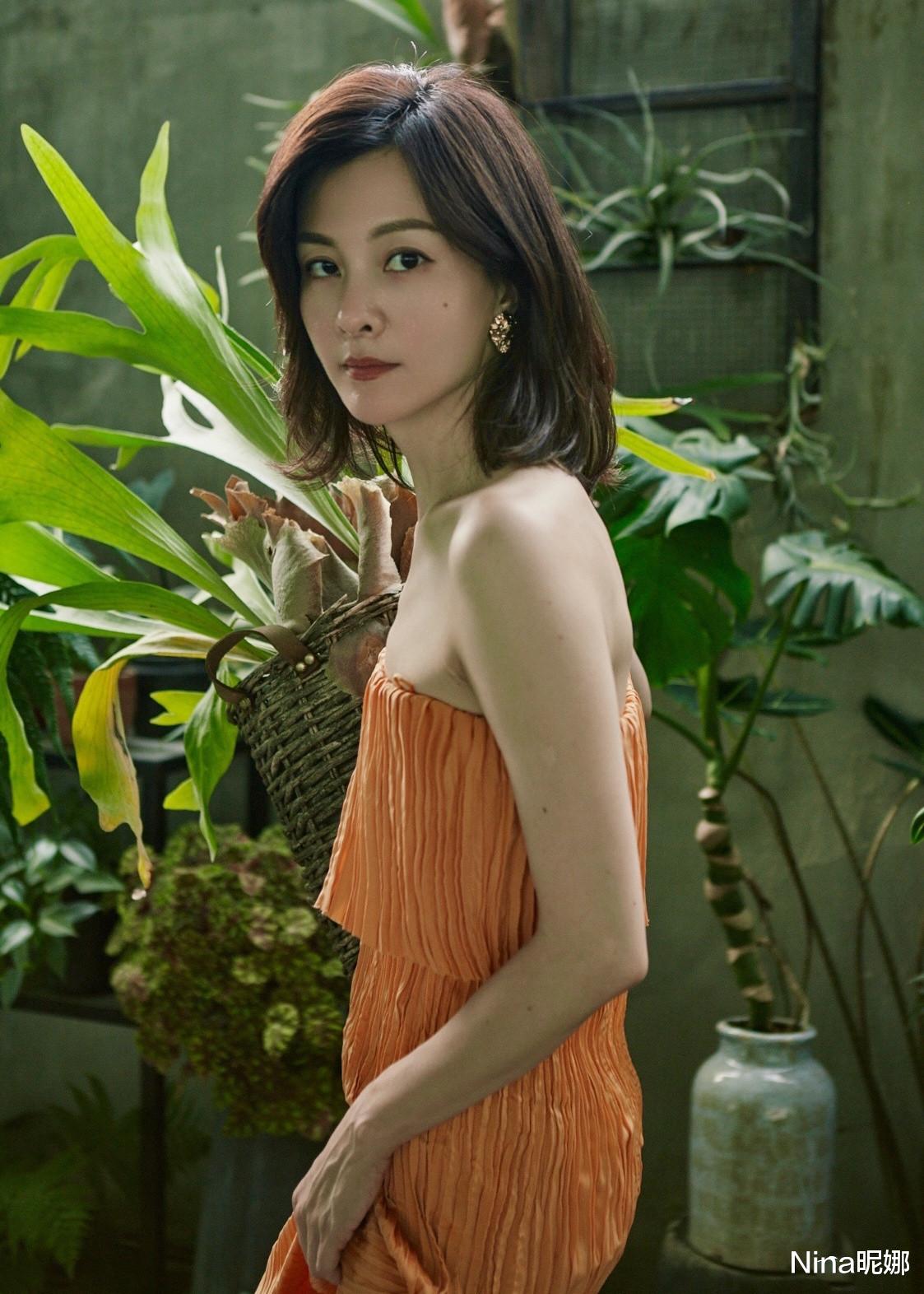 Nina昵娜|刘孜跑花圃房拍大片，穿吊带裙故意拨肩带，这直尺肩身材同龄少见