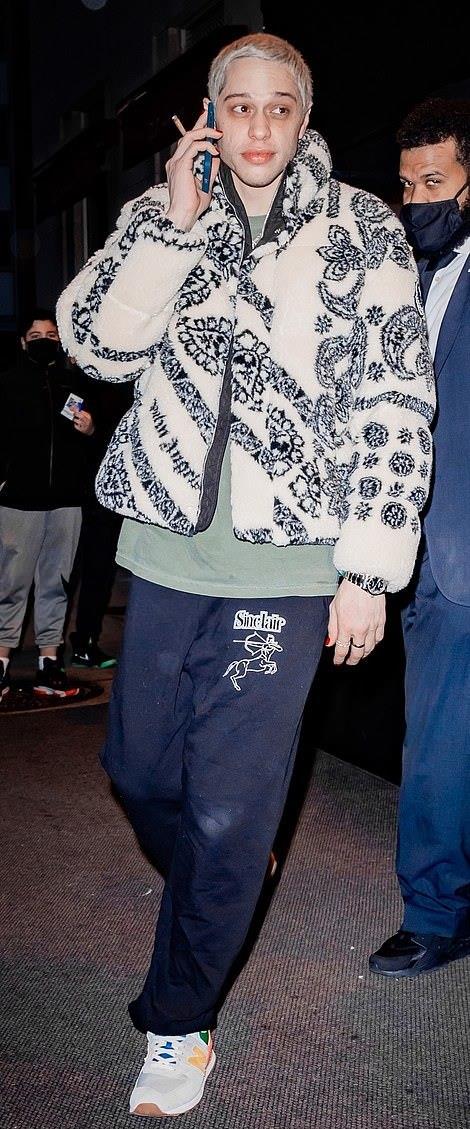 金·卡戴珊|和41岁金·卡戴珊酒店过夜后，28岁喜剧演员难掩喜悦，笑出满口牙