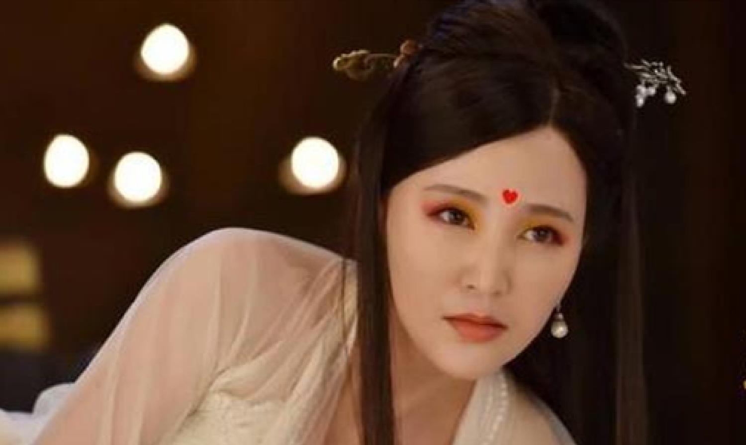 郭靖宇|19岁私奔，在6平米地下室为丈夫生下3个儿子，现成当红演员