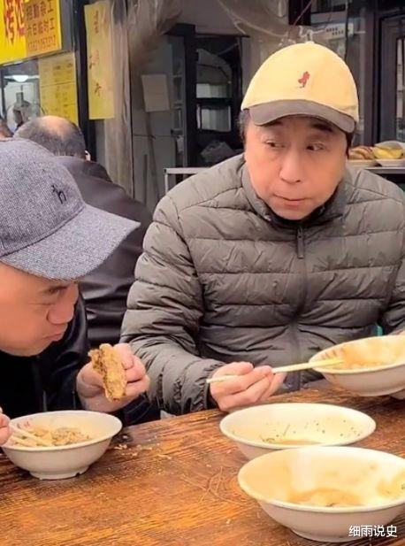 冯巩|冯巩方清平路边摊吃早点，太接地气遭同行调侃：有钱人就是小气