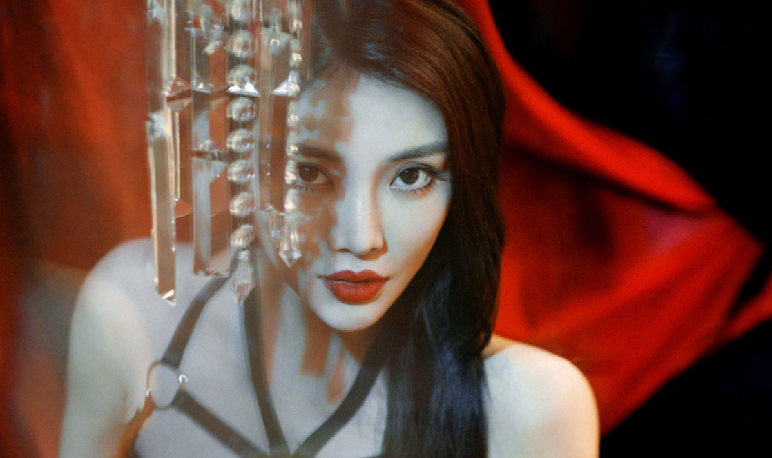 斛珠夫人|徐冬冬拿搓衣板站海里洗头，浪一来转身就逃，浑身湿凸显好身材