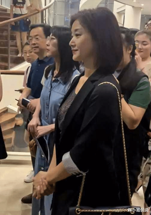 西装|宋祖英真会赶时髦，穿西装配波点透视衫优雅迷人，短发造型真减龄