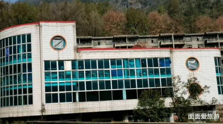 面面爱旅游 辉煌了近32年的三线厂，坐落在六盘水，如今少有人来，厂区破败
