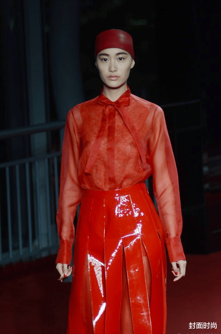 封面时尚|秦舒培气质真不赖，“上透下亮”的搭配也就她能驾驭，红的挺特别