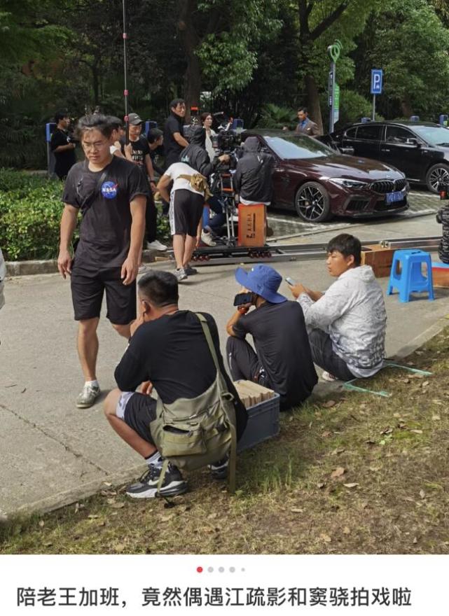 江疏影|江疏影拍《欢乐颂2》被偶遇，怒指呵斥路人不准拍，网友：好凶！