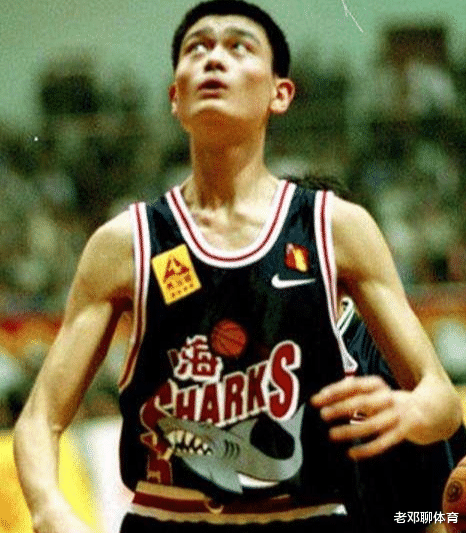 国足|6张照片看姚明肌肉进化史，从最早大竹竿到浩克身材 大腿似水桶