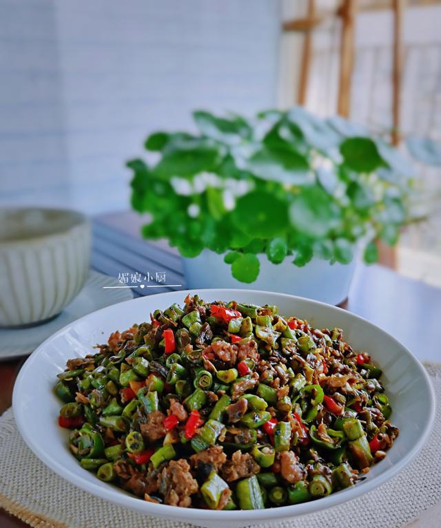 袁建明聊育儿|夏天爱吃这菜，5元钱买1把，加肉末一炒超下饭，留1半烙馅饼更香