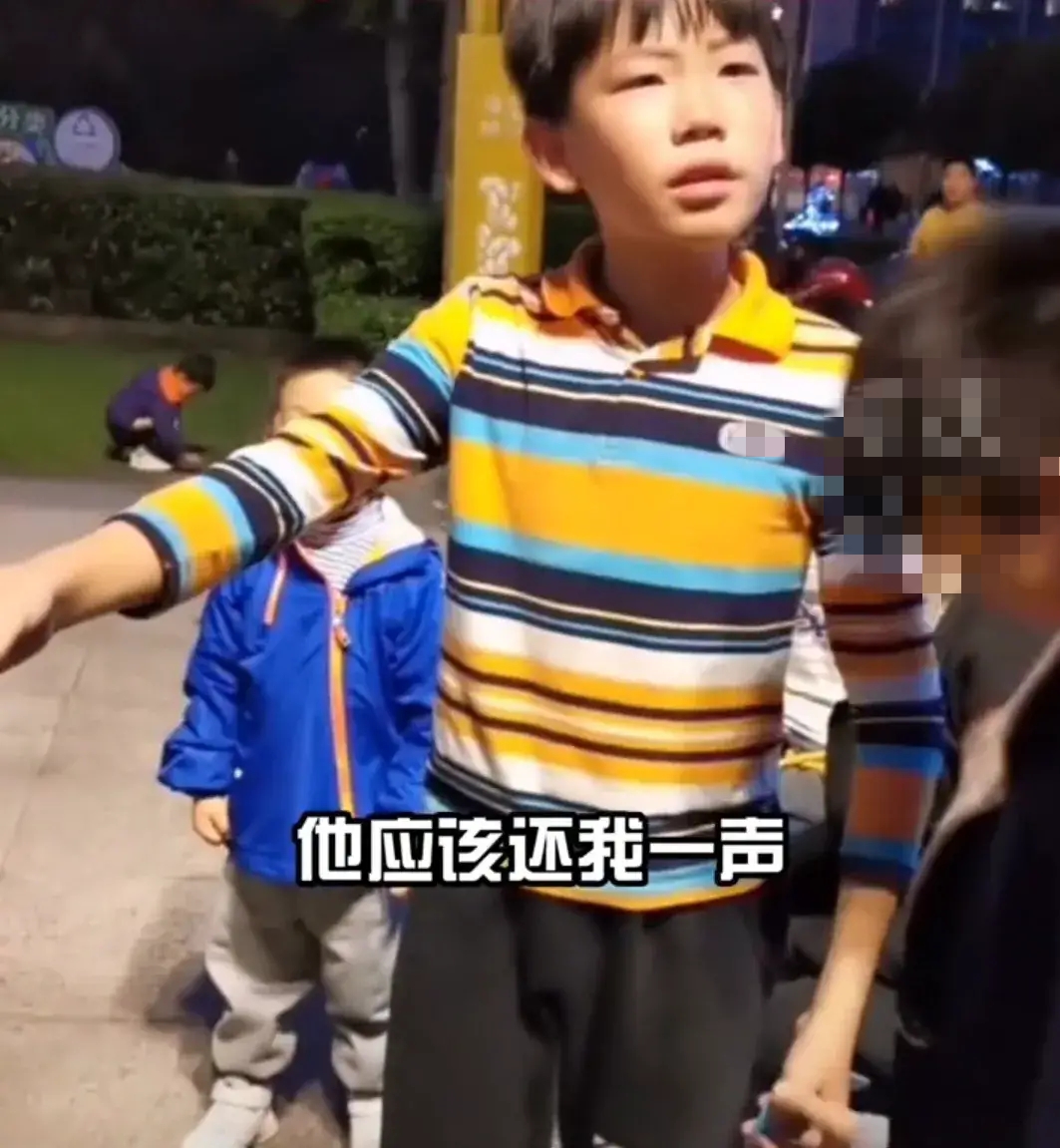 一蓝衣男孩误伤黄衣男孩,黄衣男孩的解决方式走红网络