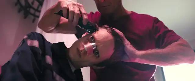 电影|年度第一R级猛片？不，年度第一奇片