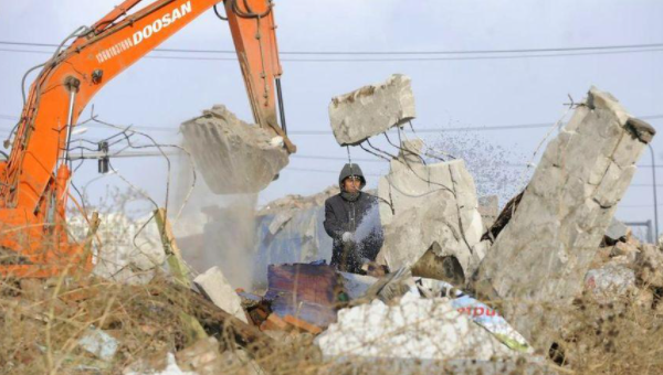 九烈or泥莉 安徽有个钉子户，在马路上“担惊受怕”久居10年，最终原价被拆