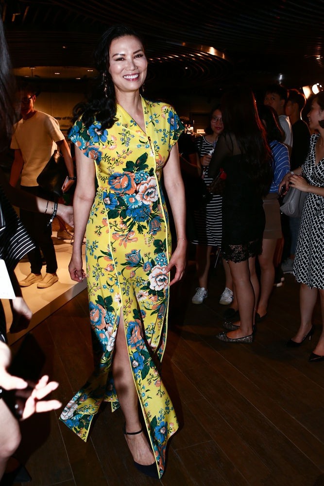 潮流前沿|邓文迪气质无敌了，一条“桌布”裙穿出满满国际范，沙漏身材太赞