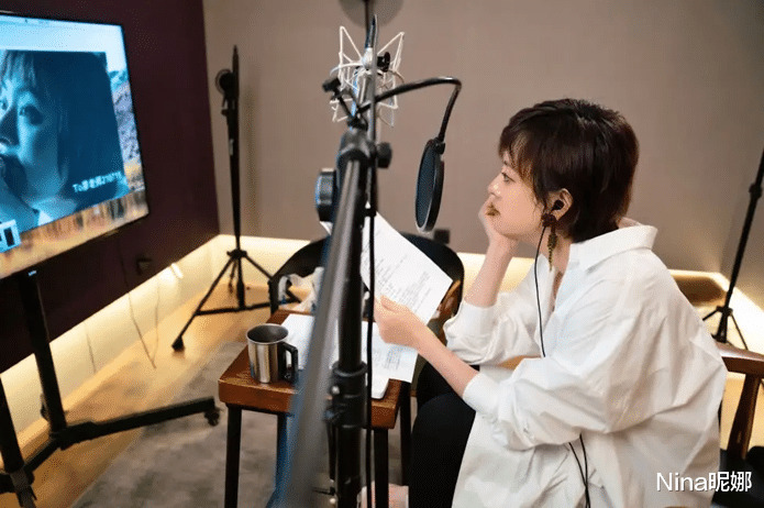 衬衫|孙俪在剧组上班被拍,穿真空衬衫裙为新剧配音,瞪大眼睛表情很到位