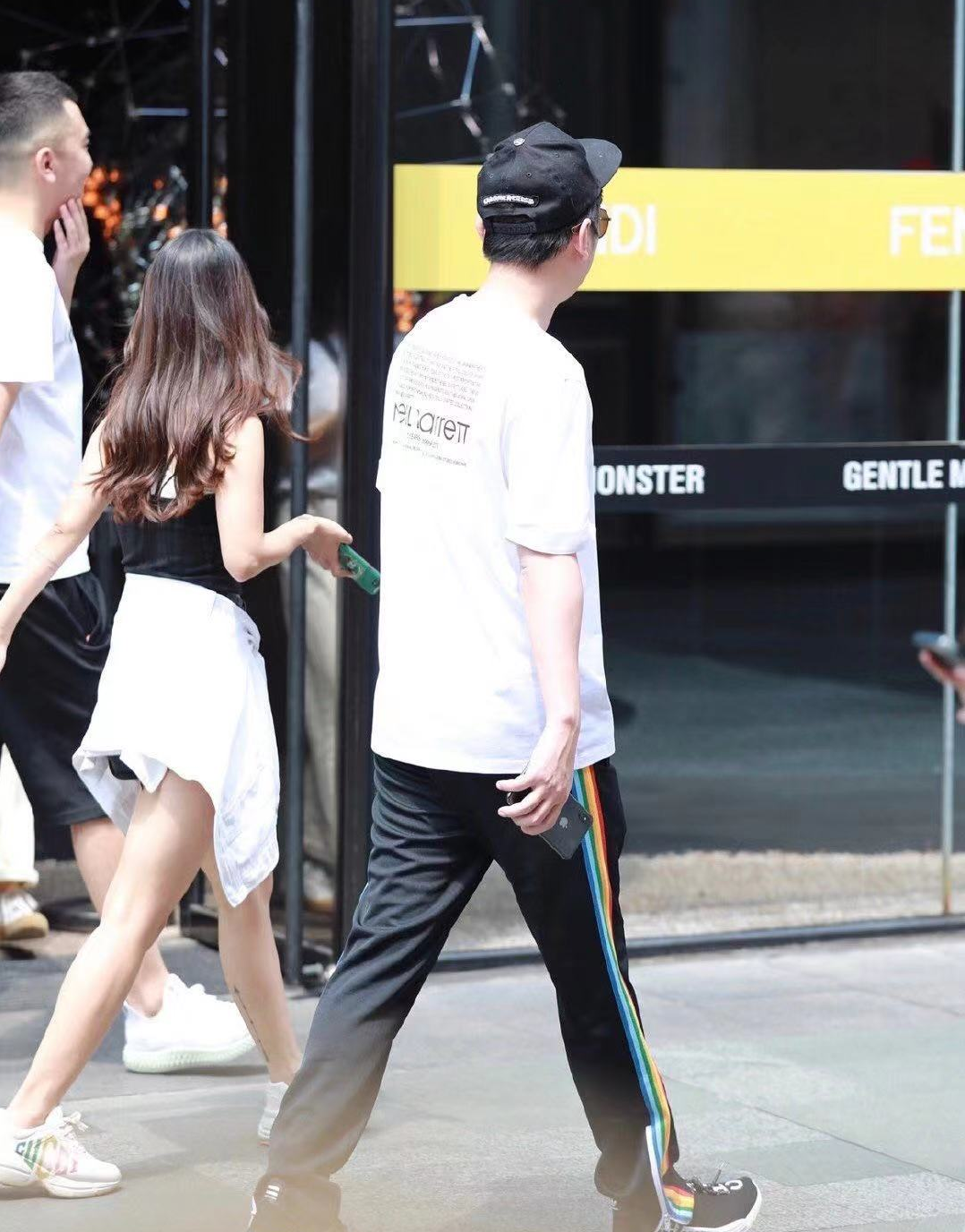 王思聪|王思聪深夜酒吧嗨玩，两美女网红寸步不离，为“争宠”推搡不断