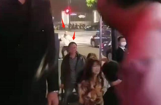 荷尔蒙失调|王思聪携四个美女高调逛街 戴2000万表可抵一套房