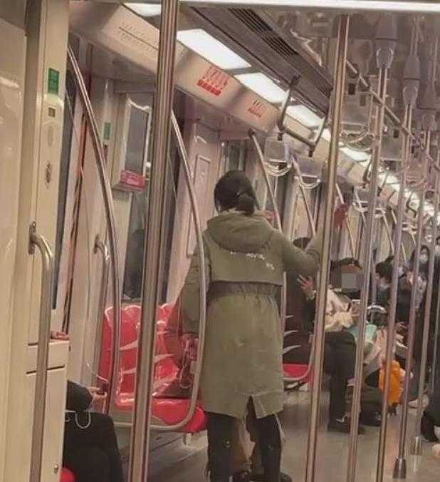 南京男子地铁上疑似碰到女子臀部，点背遇上女汉子，被狂扇耳光