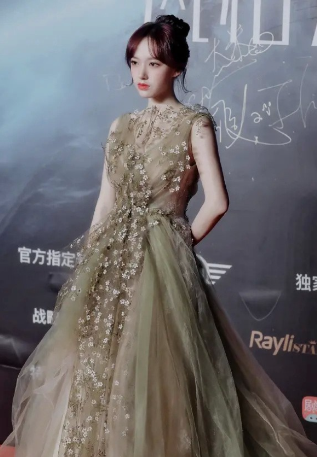 修图|程潇减肥上瘾了？瘦到“漫画脸”失去辨识度，精修图都快认不出了