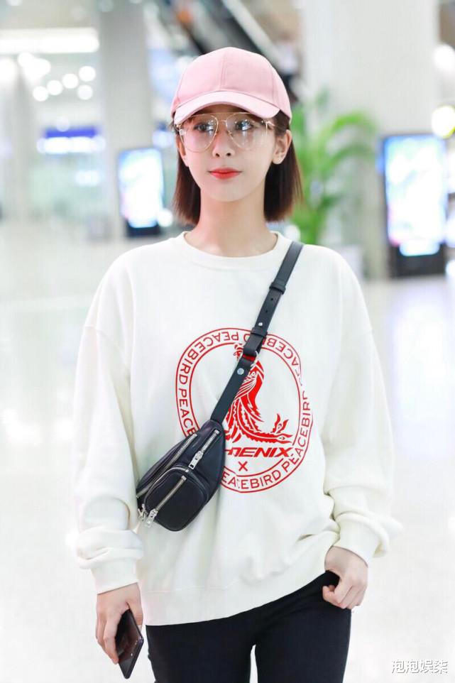 美甲|杨紫机场秀穿搭，粉色鸭舌帽搭白色卫衣+高腰裤，甜美可爱的样子真是迷人