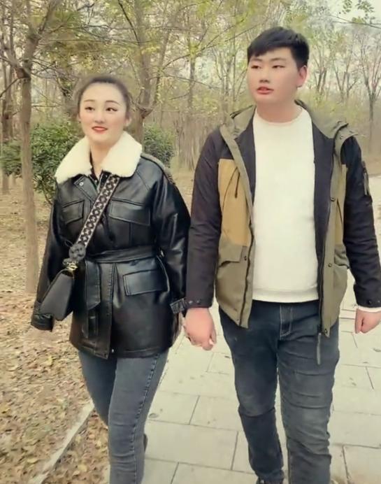 徐晓峰|事件升级！陈亚男家人全下场：父母直播怼网友，弟弟扬言要保护姐姐