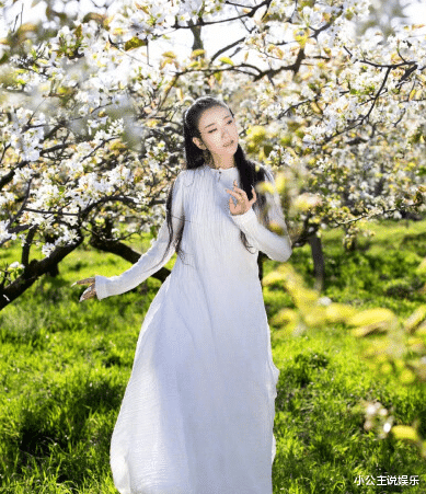 杨丽萍|22岁小彩旗彻底放飞自我，杨丽萍对她己经失去控制，如今成这样