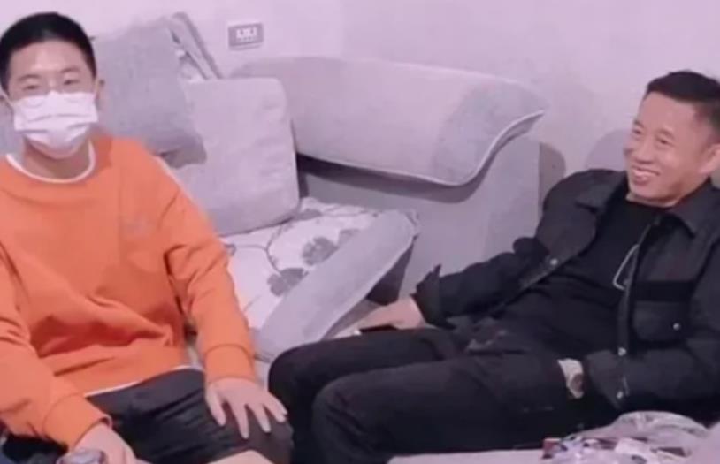 郎才女貌|孙卓离开阳谷后，物理老师王妈妈又火了，晒师母视频简直郎才女貌