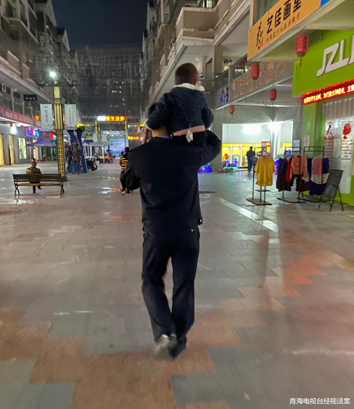 青海电视台经视法案 3岁女孩走失，警察将其抱起骑在肩膀上，沿街走访帮忙寻找家人