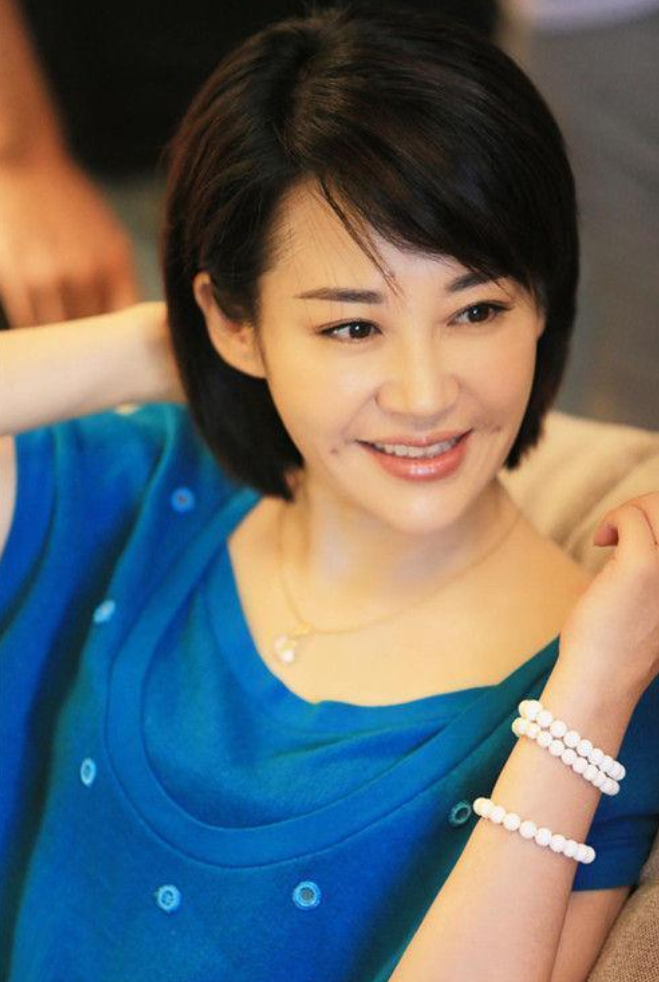 许晴|52岁许晴不再沉默，自曝不婚不育原因：如果他还没有死，我愿意