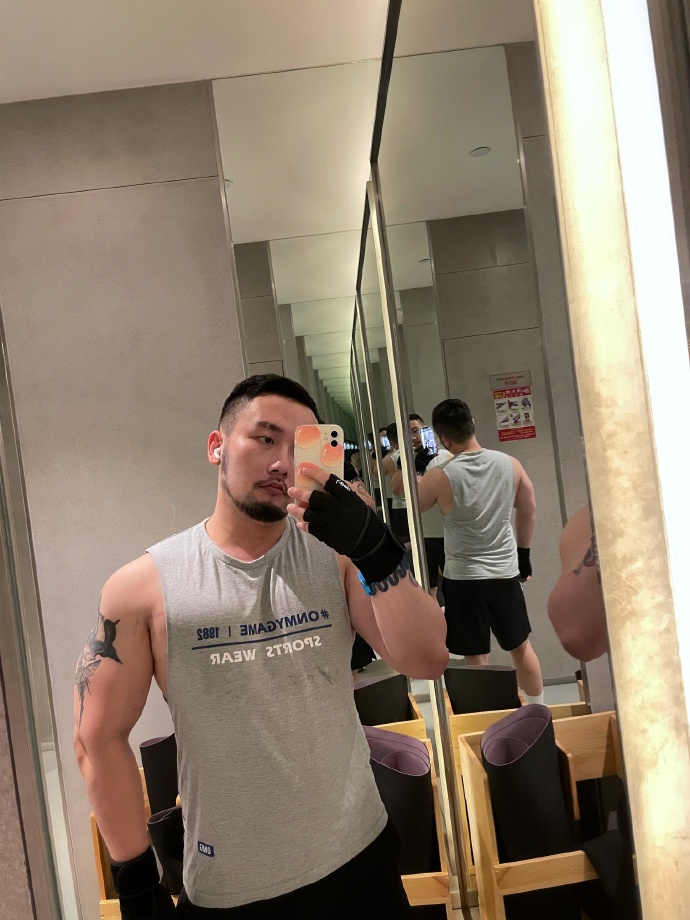 健身圈一哥|名媛胡子飞机头，健身练就一身肌肉，蹲腿塑造出的翘臀肉眼可见！