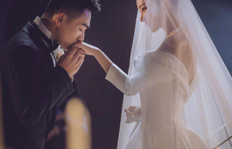 张馨予|“嫁人即翻身”的张馨予：比她小1岁的老公何捷，有多厉害？