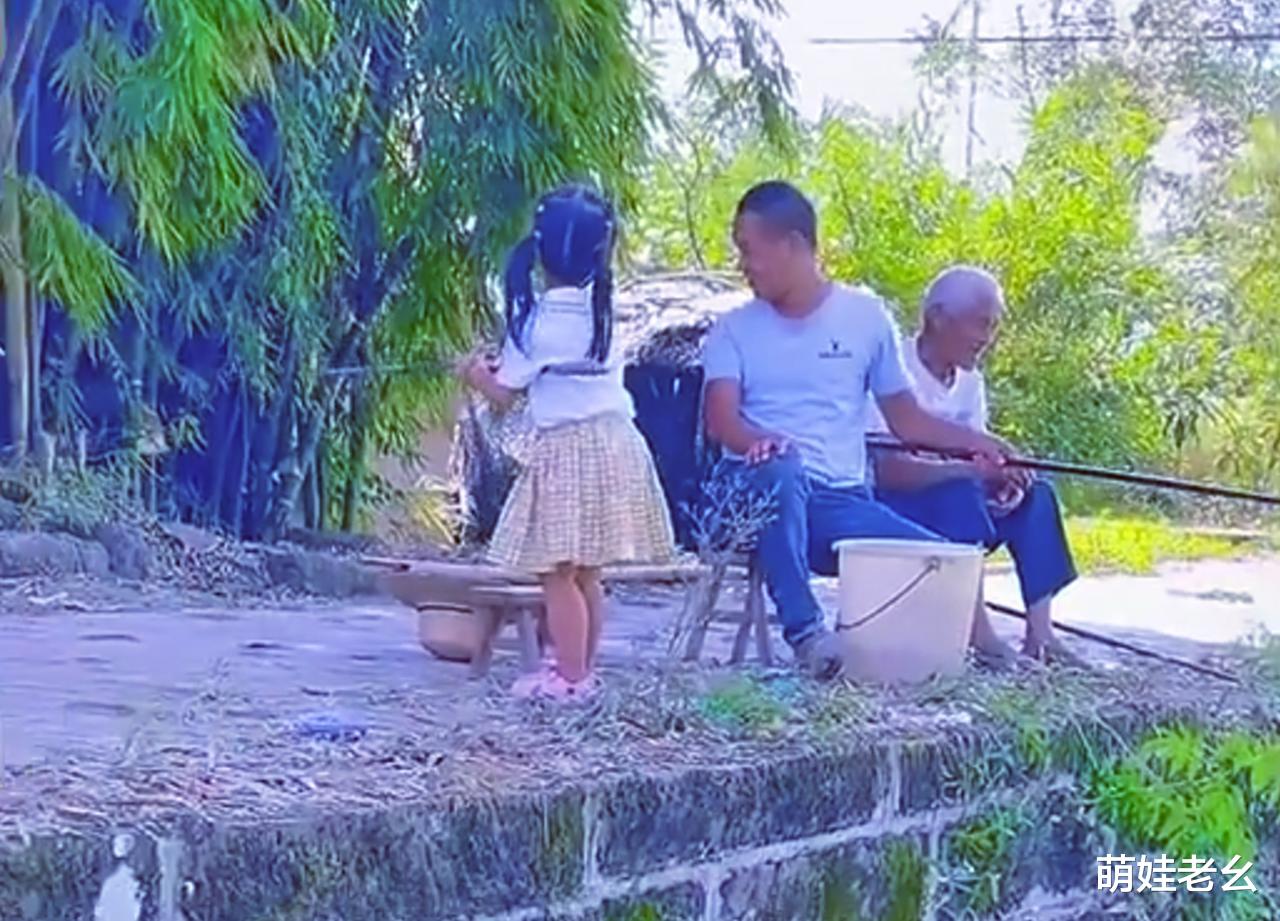 王铁成|重庆爷孙三人组团钓鱼，萌娃起竿就是一条鱼，网友：爸爸情何以堪