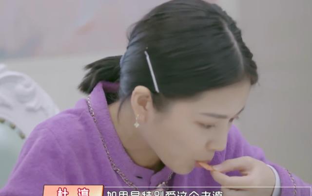杜淳|杜淳老婆吃虾只吃一半，谁注意她把虾尾扔在哪？一看就是豪门千金
