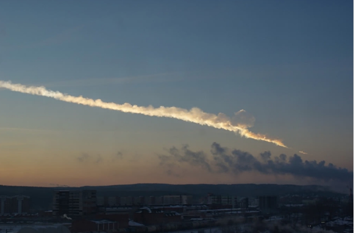 陨石 2013年是谁出手保护人类？俄罗斯上空陨石自动解体，现场出现UFO