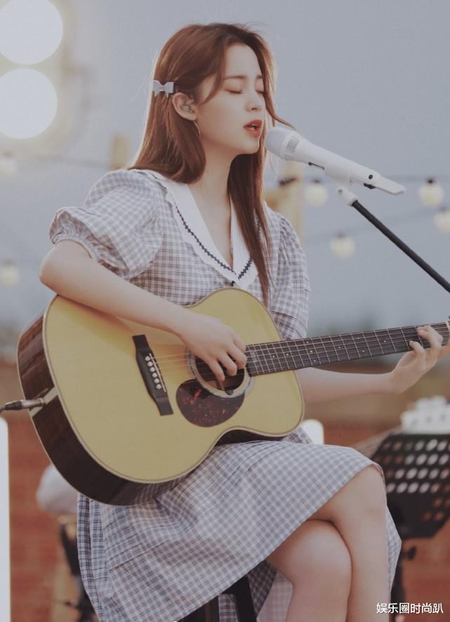 娱乐圈时尚趴|就算不营销身材，欧阳娜娜穿娃娃裙凹出的少女感，照样能甩几条街